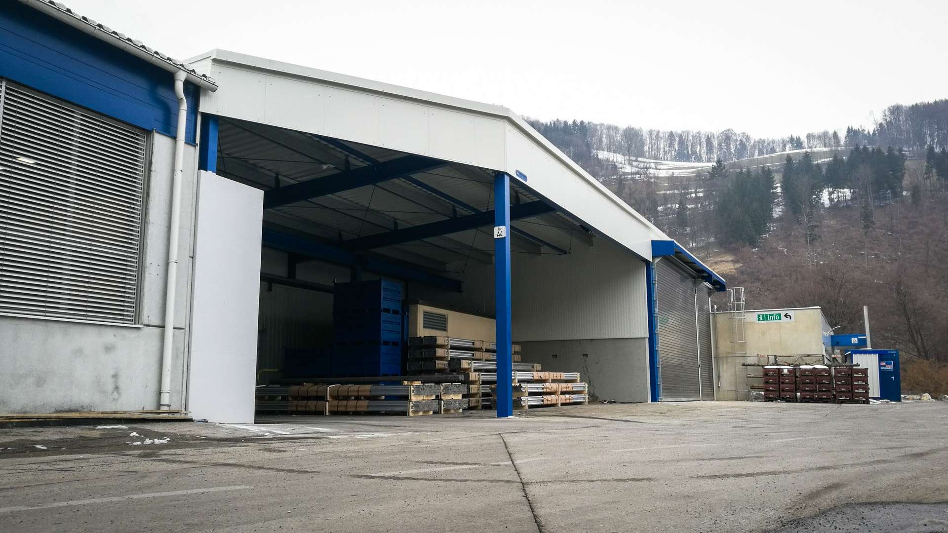 Brantner Hallenbau und Stahlbau Einhausung Flugdach für Container.