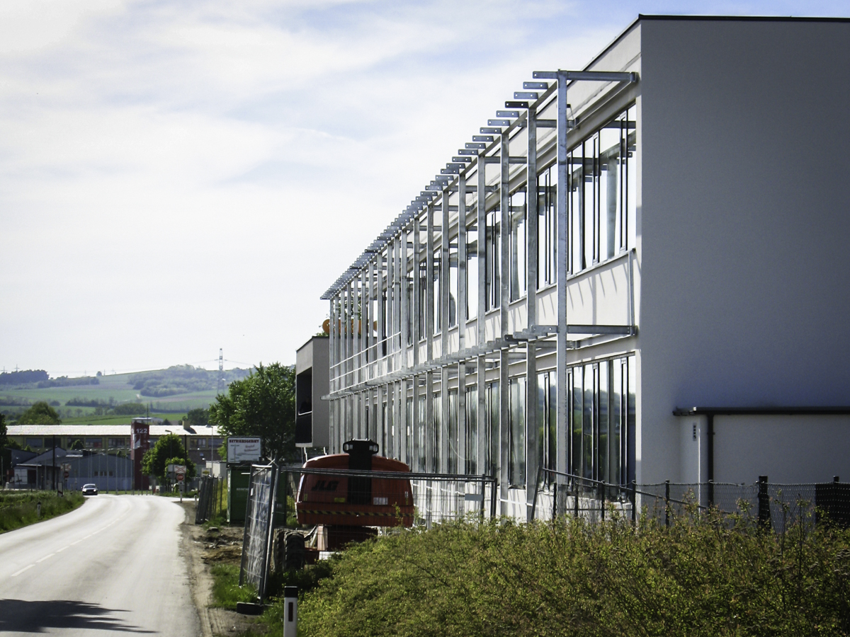 Brantner Hallenbau und Stahlbau Unterkonstruktion Fassade für Sonnenschutz.