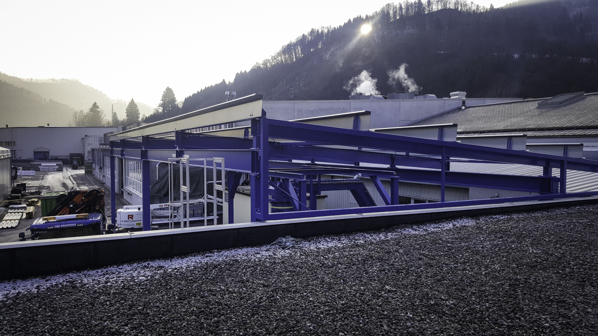 Brantner Hallenbau und Stahlbau Flugdach für Container.
