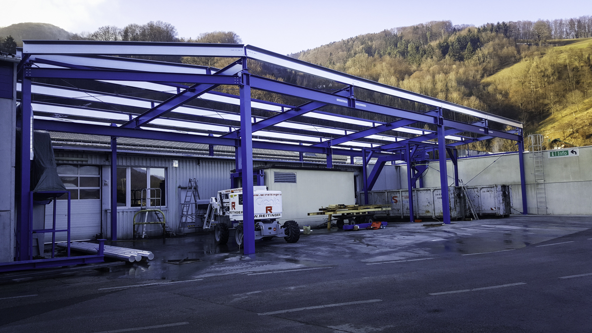 Brantner Hallenbau und Stahlbau Flugdach für Container.