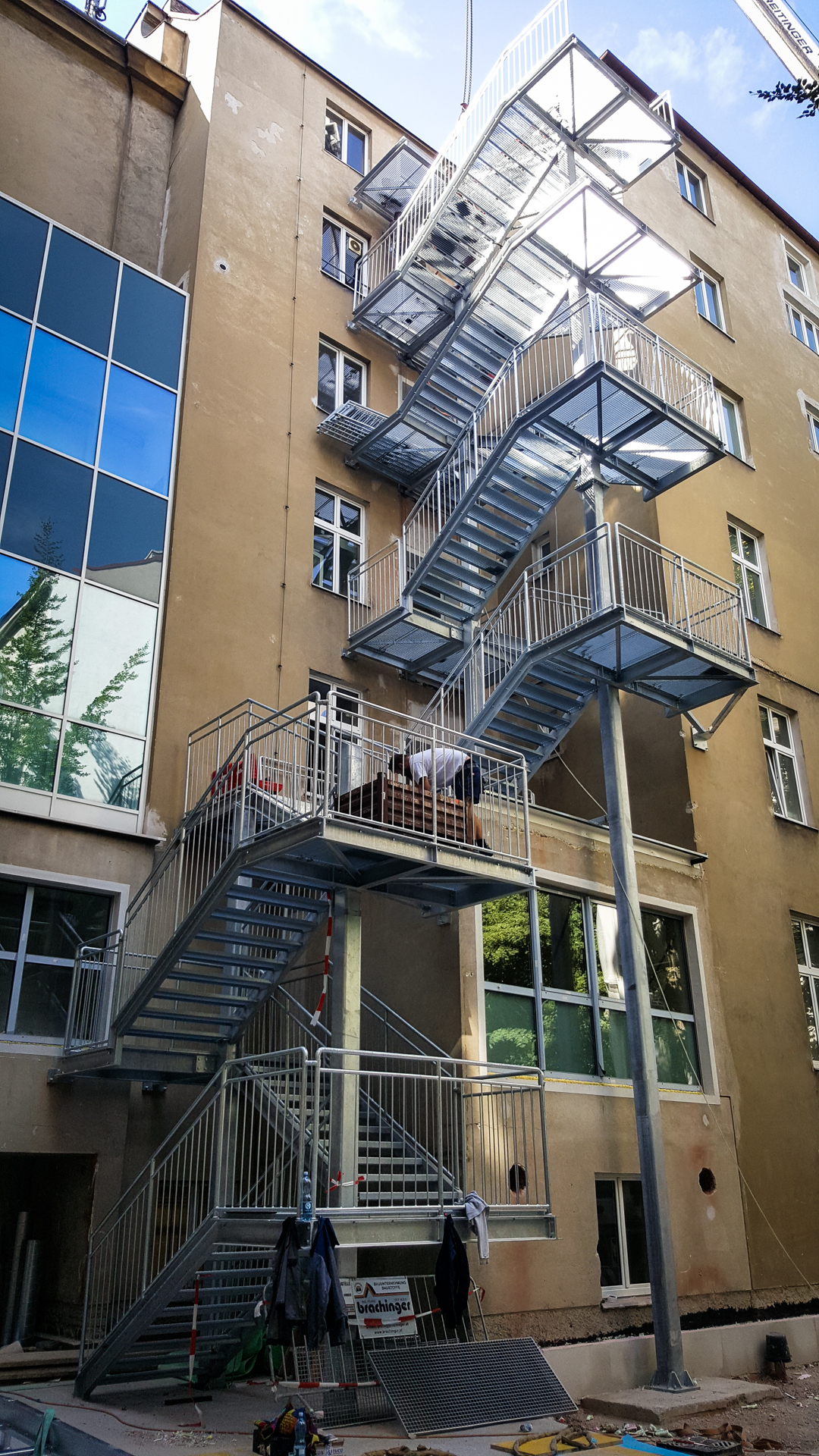 Brantner Hallenbau und Stahlbau liefert an MA48 in Wien Hernals Mistplatzüberdachung zur fachgerechten Lagerung von Müll.